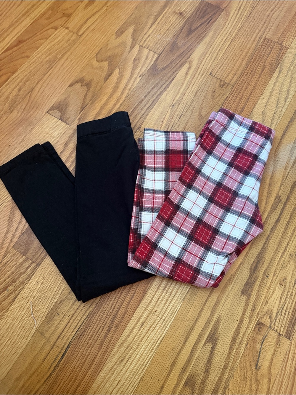 H&M Kids Black Solid and Red Plaid leggings 
Size 6